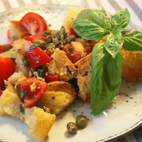 Brotsalat mit frischen Tomaten