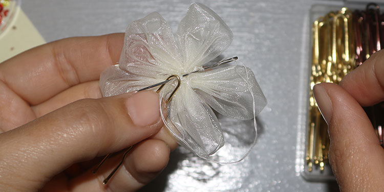 zarte Blumen aus Organza an einer Haarnadel