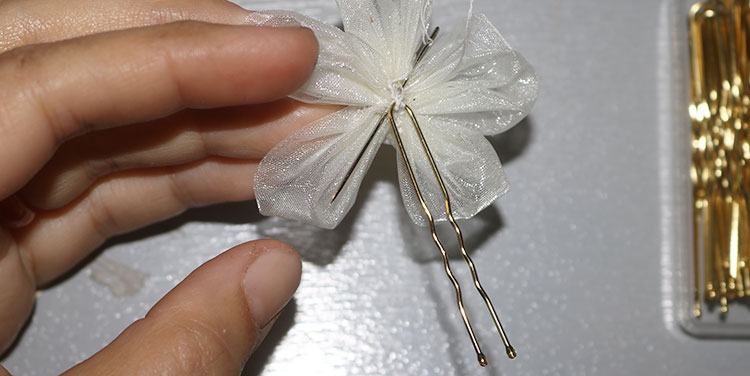 zarte Blumen aus Organza an einer Haarnadel
