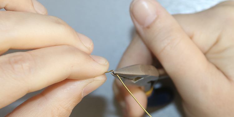 Fisch aus Draht und Nagellack