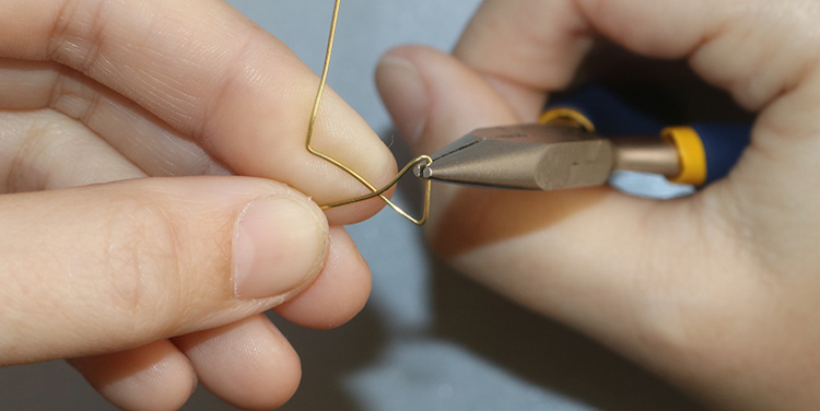 Fisch aus Draht und Nagellack