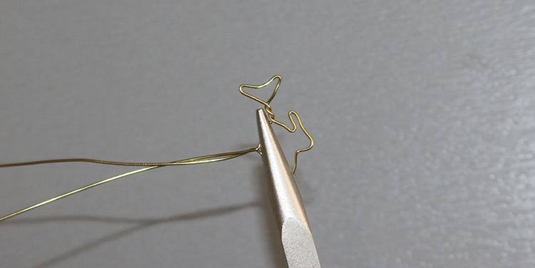 Fisch aus Draht und Nagellack