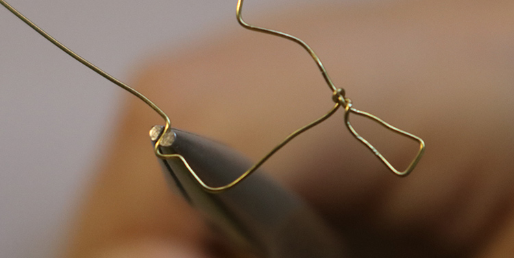 Vogel aus Draht und Nagellack