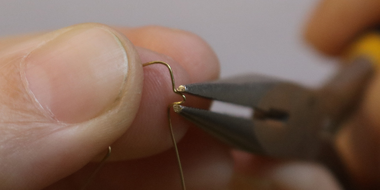 Vogel aus Draht und Nagellack