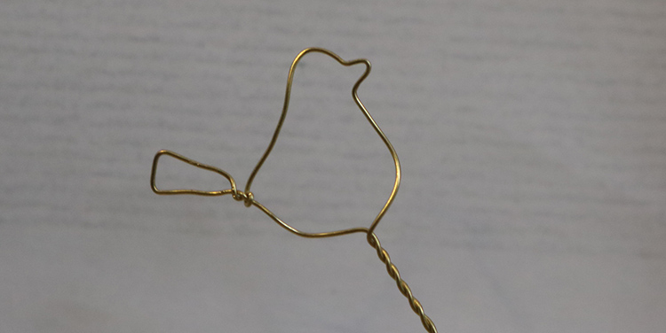 Vogel aus Draht und Nagellack