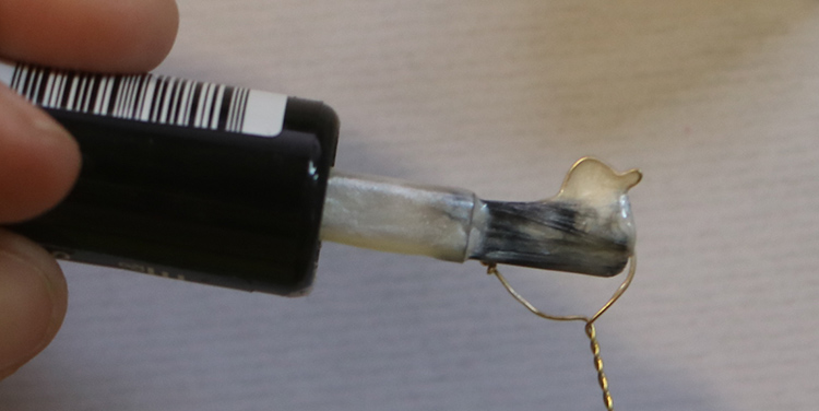 Vogel aus Draht und Nagellack