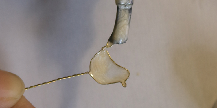 Vogel aus Draht und Nagellack