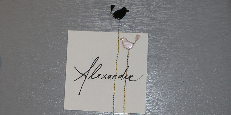 Tischkarte mit Vogel aus Draht und Nagellack