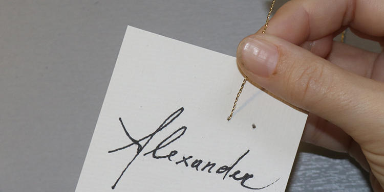 Tischkarte mit Vogel aus Draht und Nagellack