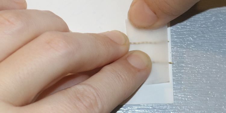 Tischkarte mit Vogel aus Draht und Nagellack