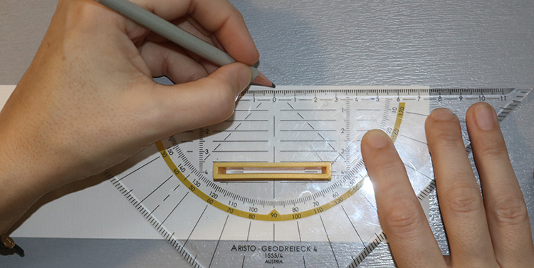 Tischkarte mit Vogel aus Draht und Nagellack