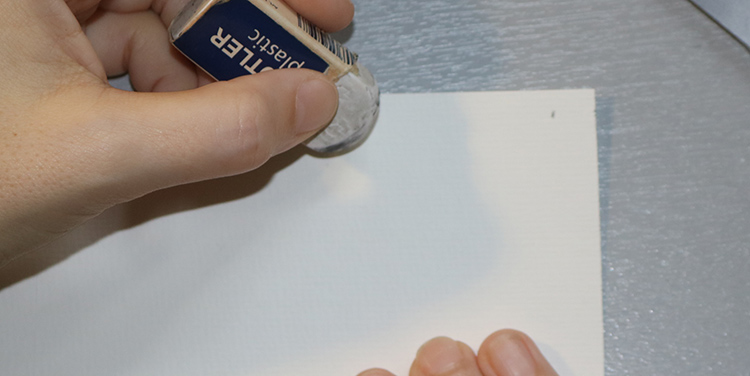 Tischkarte mit Vogel aus Draht und Nagellack