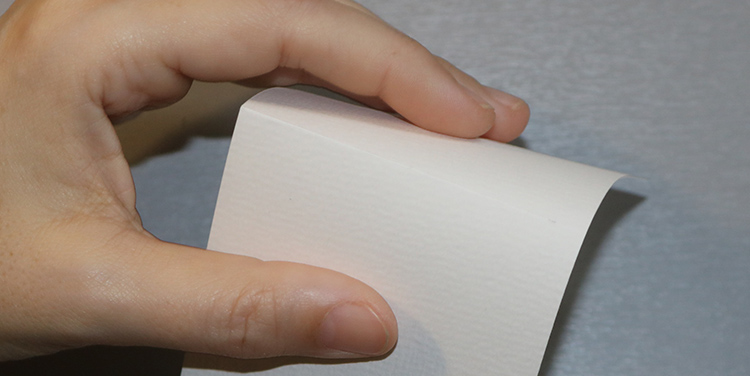 Tischkarte mit Vogel aus Draht und Nagellack