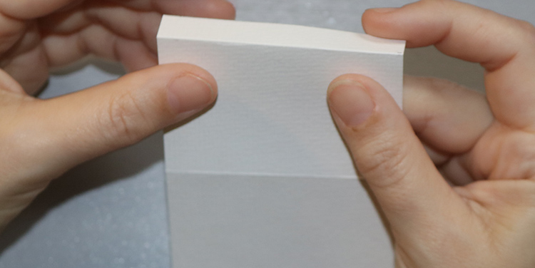 Tischkarte mit Vogel aus Draht und Nagellack