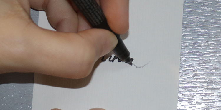 Tischkarte mit Vogel aus Draht und Nagellack