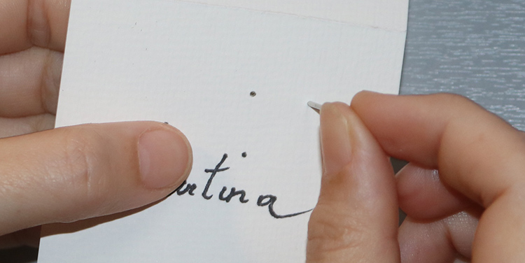 Tischkarte mit Vogel aus Draht und Nagellack