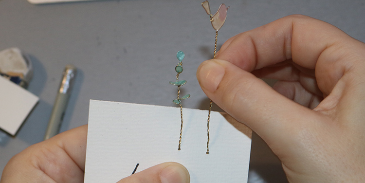 Tischkarte mit Vogel aus Draht und Nagellack