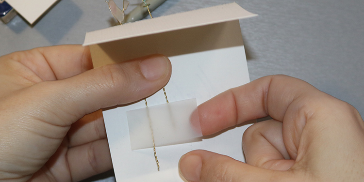 Tischkarte mit Vogel aus Draht und Nagellack