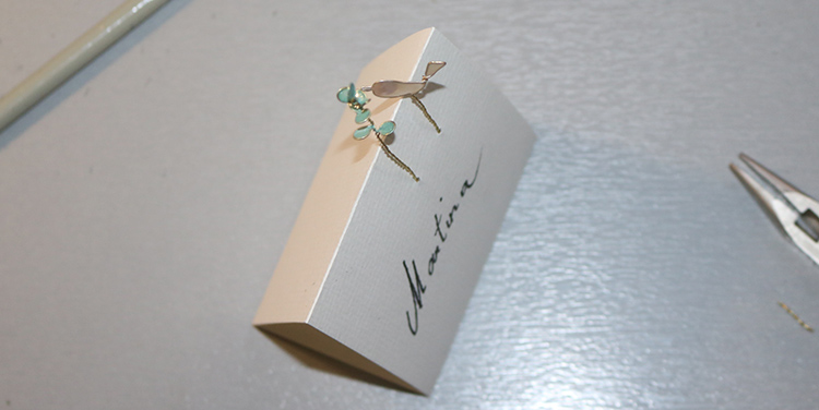 Tischkarte mit Vogel aus Draht und Nagellack