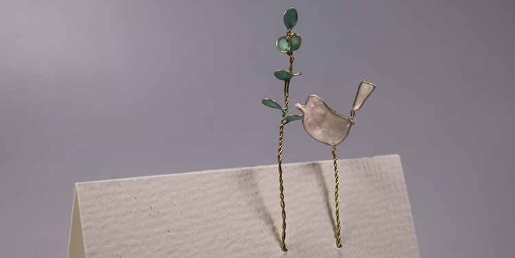 Tischkarte mit Vogel aus Draht und Nagellack
