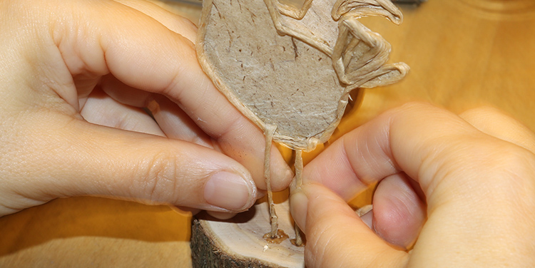 Henne und Hahn aus Papierdraht biegen