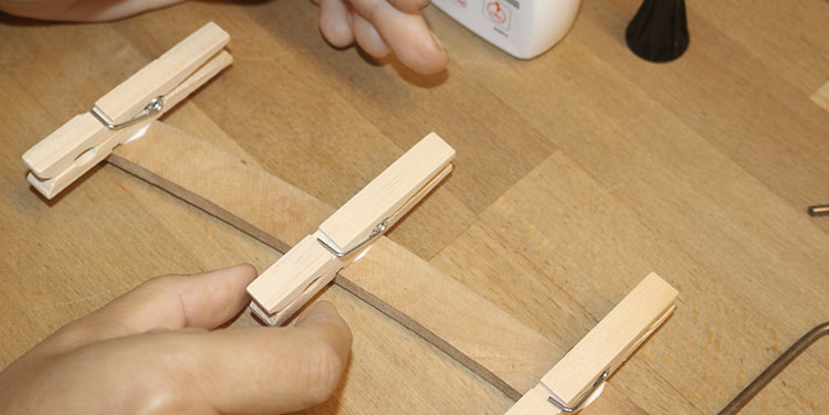Holzklammer aufkleben