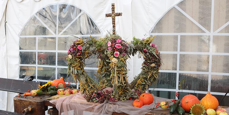 Erntedank Krone in der Erlöserkirche in Lustenau