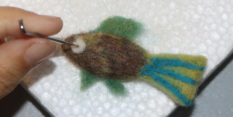 Filz Fisch Augen anfilzen