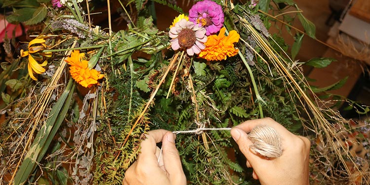 Paketschnur um die Gräserkrone