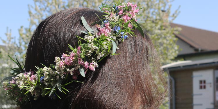 Haarkranz aus frischen Blumen