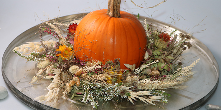 Fertiger Herbstkranz mit Kürbis