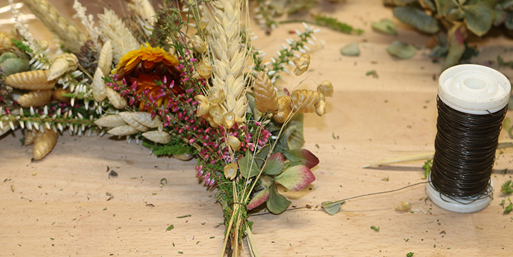 Herbstkranz mit Kürbis binden Draht umwickeln