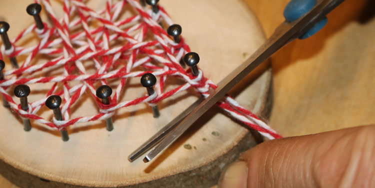 Holzscheibe mit Nagel Herz