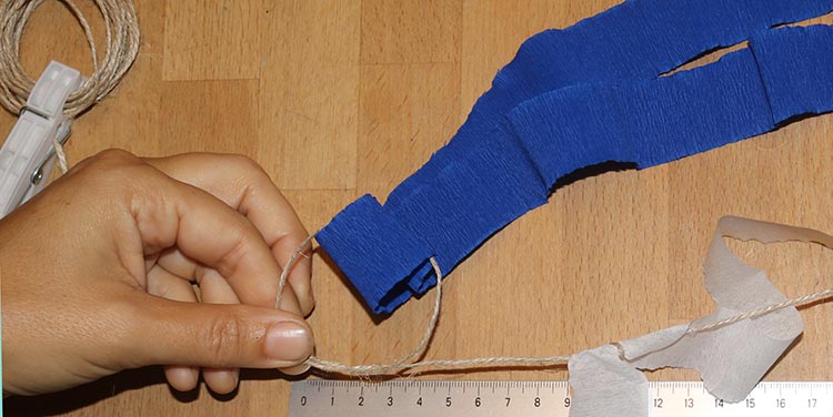 Girlande Krepppapier verknoten
