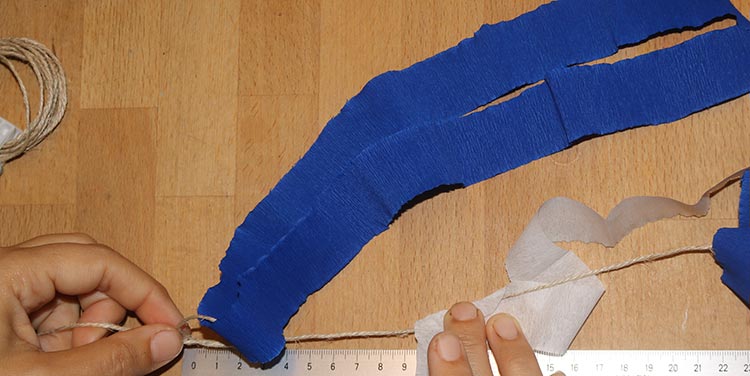 Girlande Krepppapier verknoten