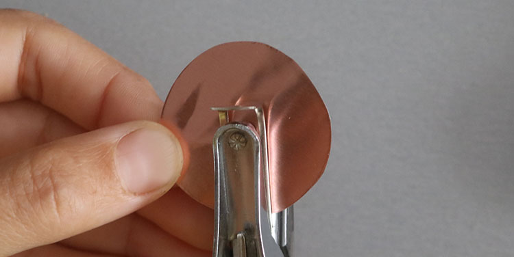 Aus Metallfolie einen Kreis ausschneiden. Anleitung Kürbis aus Metallfolie Tischdeko
