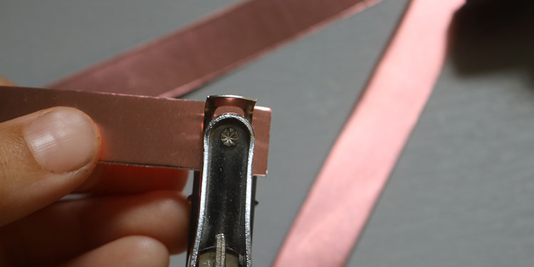 Die Metallfolien an den Enden und in der Mitte lochen. Anleitung Kürbis aus Metallfolie Tischdeko