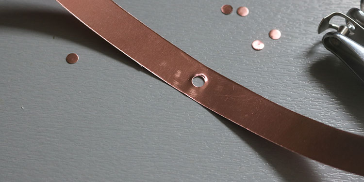 Die Metallfolien an den Enden und in der Mitte lochen. Anleitung Kürbis aus Metallfolie Tischdeko