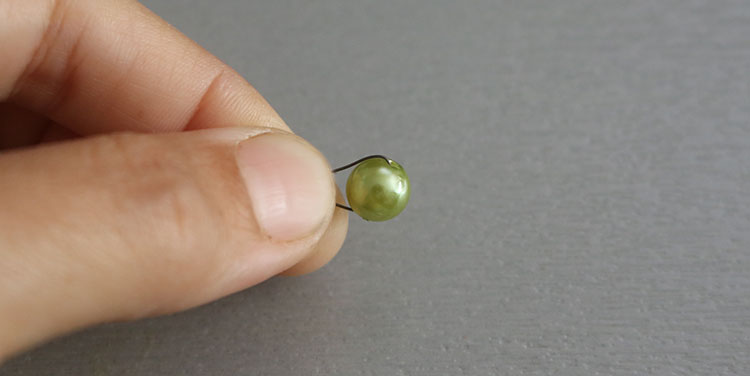 Perle auffädeln. Anleitung Kürbis aus Metallfolie Tischdeko