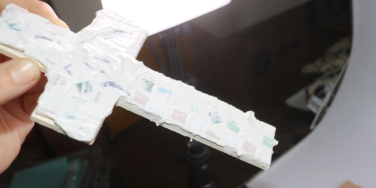 mit Fugenmasse bestrichenes Mosaikkreuz