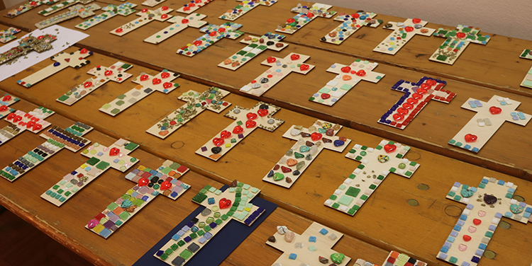 Mosaik Kreuz mit Kindern basteln