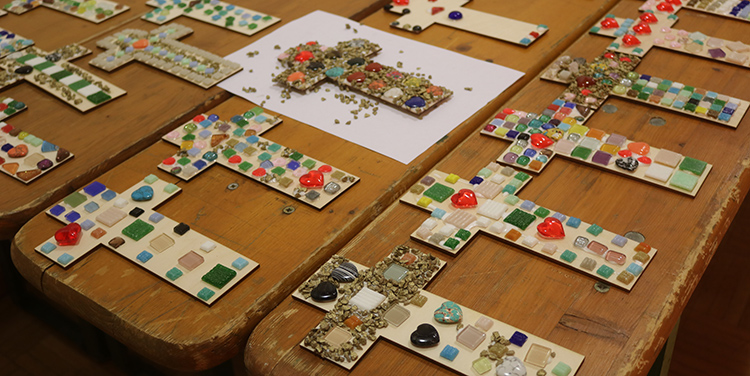 Mosaik Kreuz mit Kindern basteln