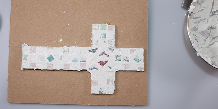 mit Fugenmasse bestrichenes Mosaikkreuz