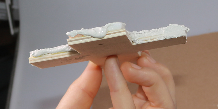 mit Fugenmasse bestrichenes Mosaikkreuz