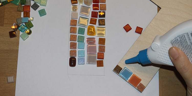 Mosaiksteine aufkleben