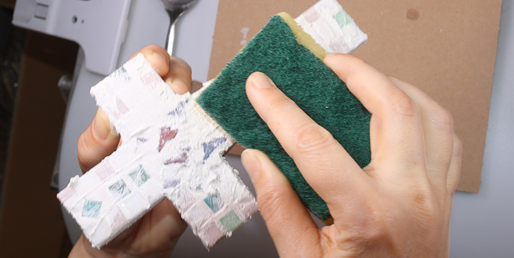 Mosaikkreuz mit dem Schwamm säubern