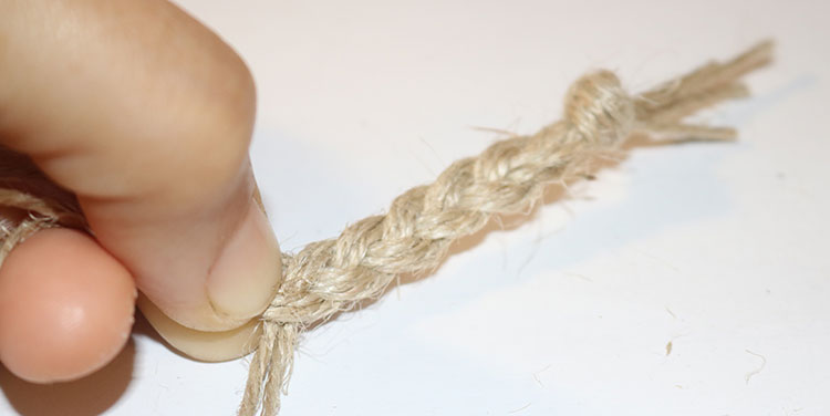 aus Paketschnur einen Zopf flechten