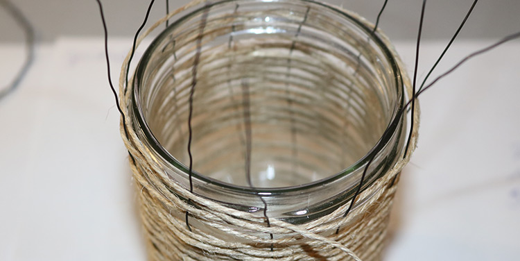 Windlicht bis zur Oberkante flechten