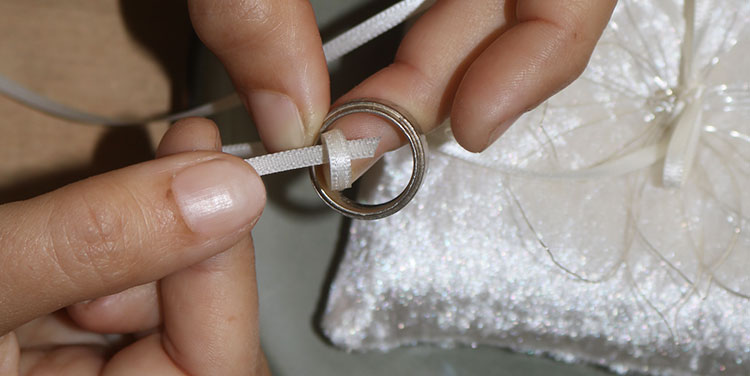 Ringkissen Ring befestigen