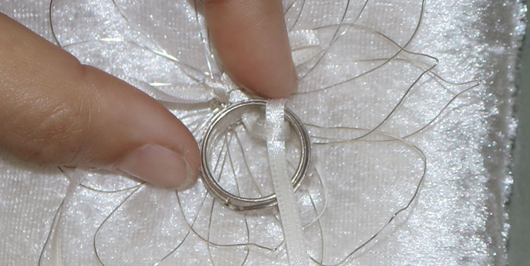 Ringkissen Ring befestigen
